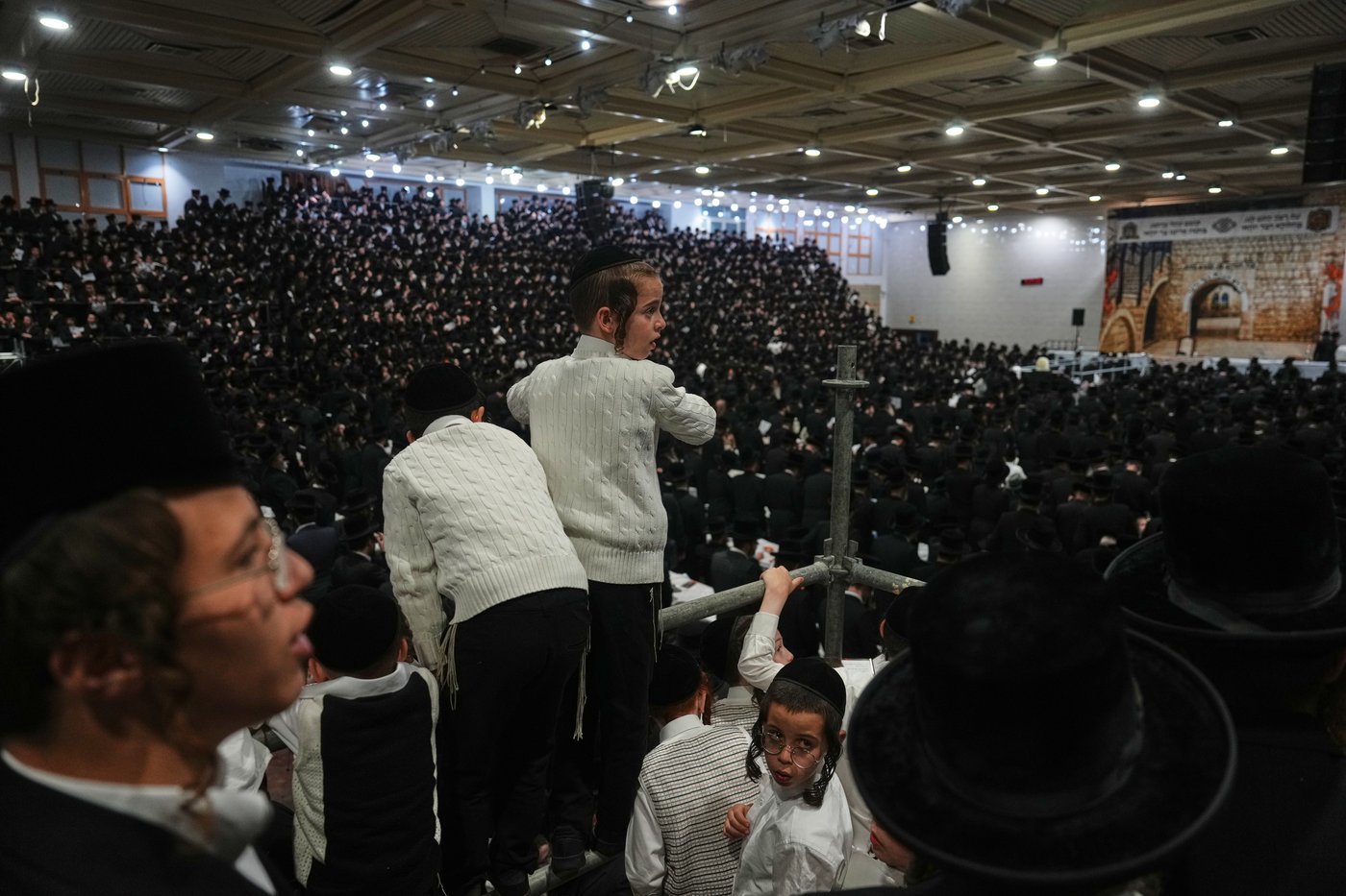 Jewish holiday Lag BaOmer lights up Israel with bonfires and song, in photos | iNFOnews.ca
