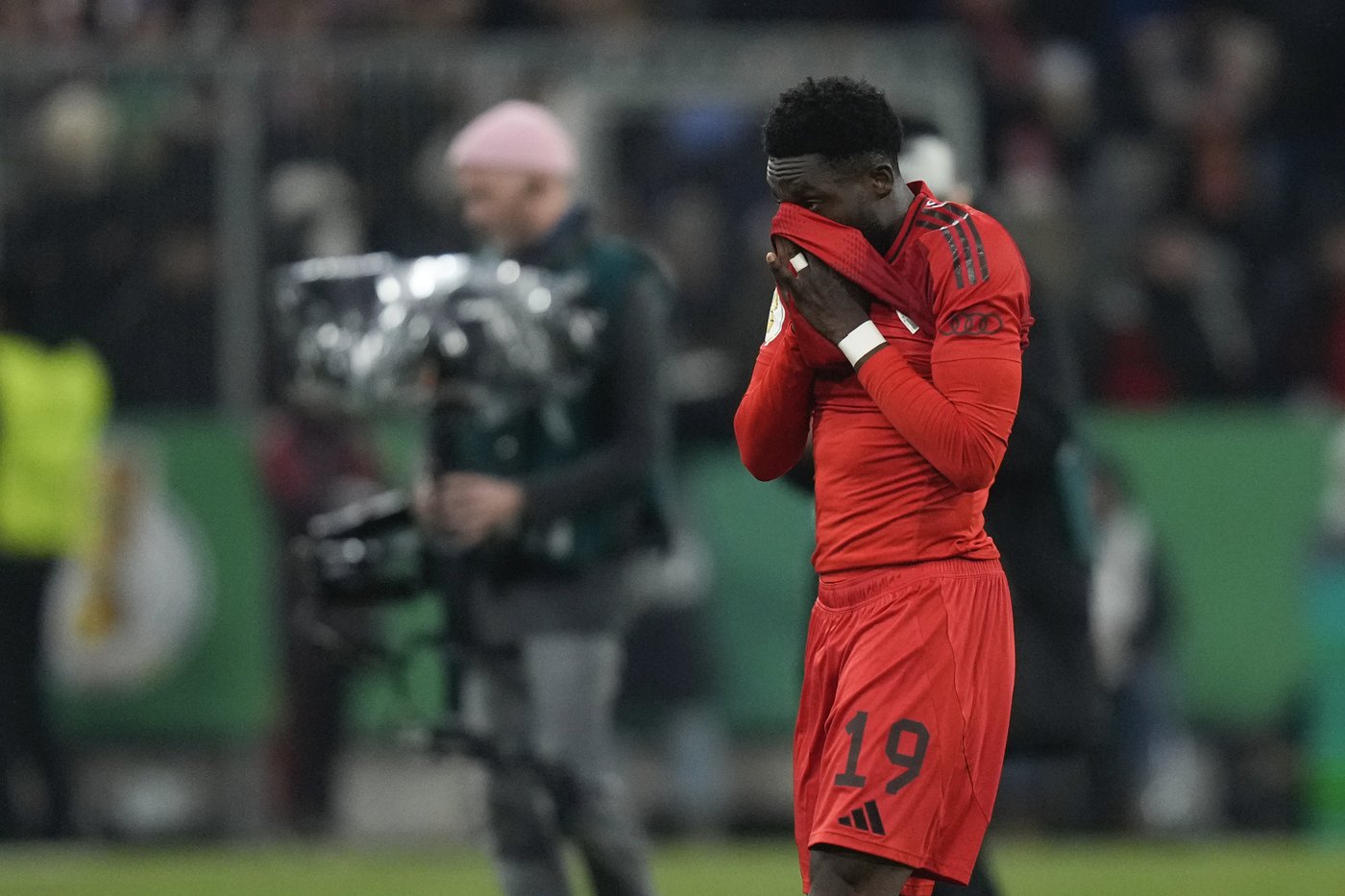 Neuer gets sent off for 1st time and Bayern Munich exits German Cup early again | iNFOnews.ca