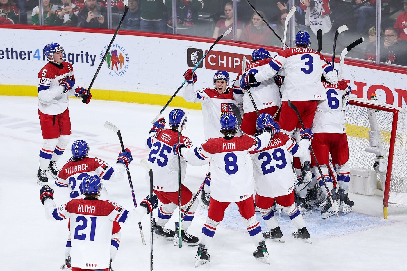 Czechia beats Canada 6-4 in world junior hockey to set up all-European final with Sweden | iNFOnews.ca Czechia beats Canada 6-4 in world junior hockey to set up all-European final with Sweden | iNFOnews.ca