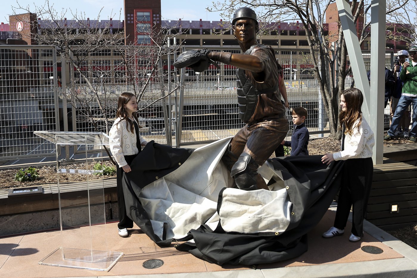 Bronze statue of Joe Mauer unveiled by Minnesota Twins outside Target Field | iNFOnews.ca