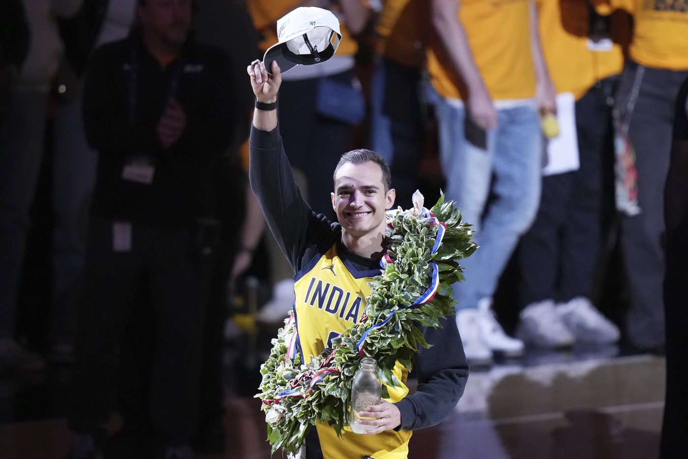 Pacers fans roar for new Indy 500 champ Alex Palou at Game 3 against Knicks | iNFOnews.ca