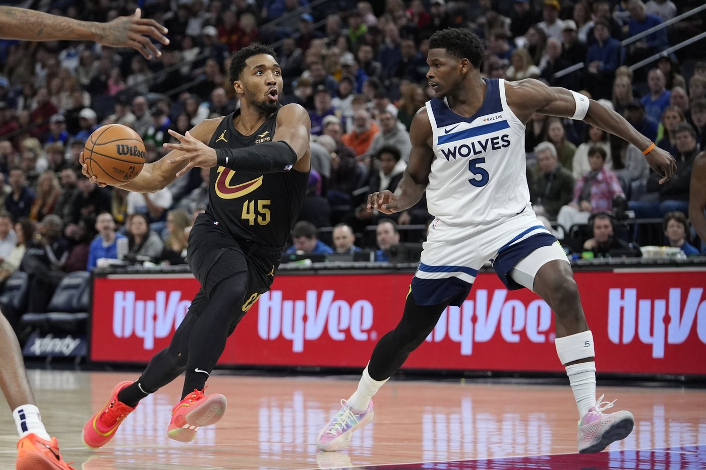 NBA-leading Cavaliers seize control in the 2nd half and beat Timberwolves 124-117 | iNFOnews.ca
