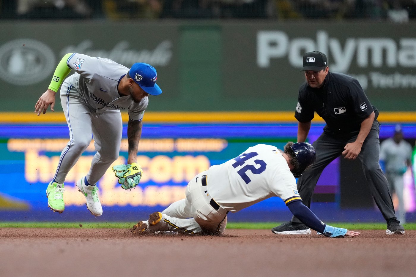 Brewers snap six-game skid by beating Blue Jays 2-1 with bizarre rally in 8th | iNFOnews.ca