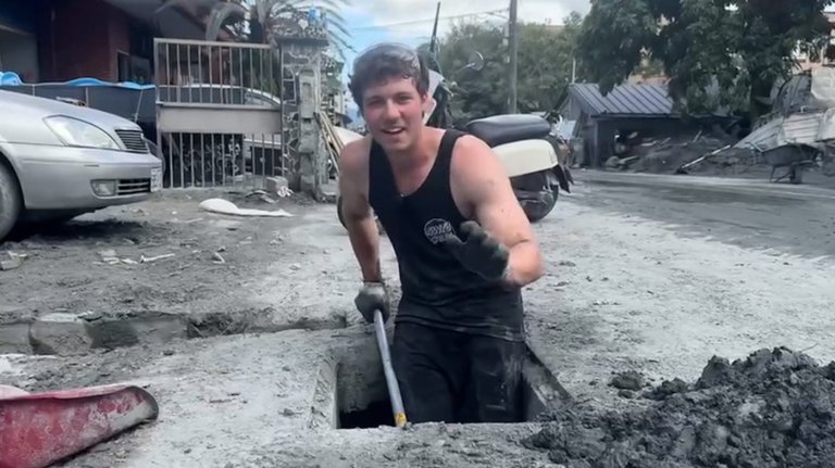 'Shovel Superman’': Alberta man uses vacation to help clean up floods in Taiwan | iNFOnews.ca