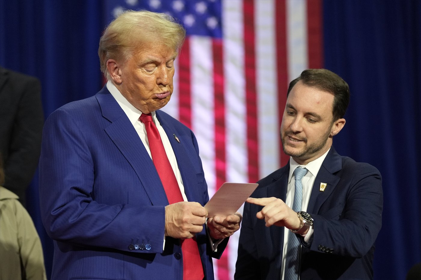 Trump's Pennsylvania town hall turns into impromptu concert after medical incidents | iNFOnews.ca Trump's Pennsylvania town hall turns into impromptu concert after medical incidents | iNFOnews.ca
