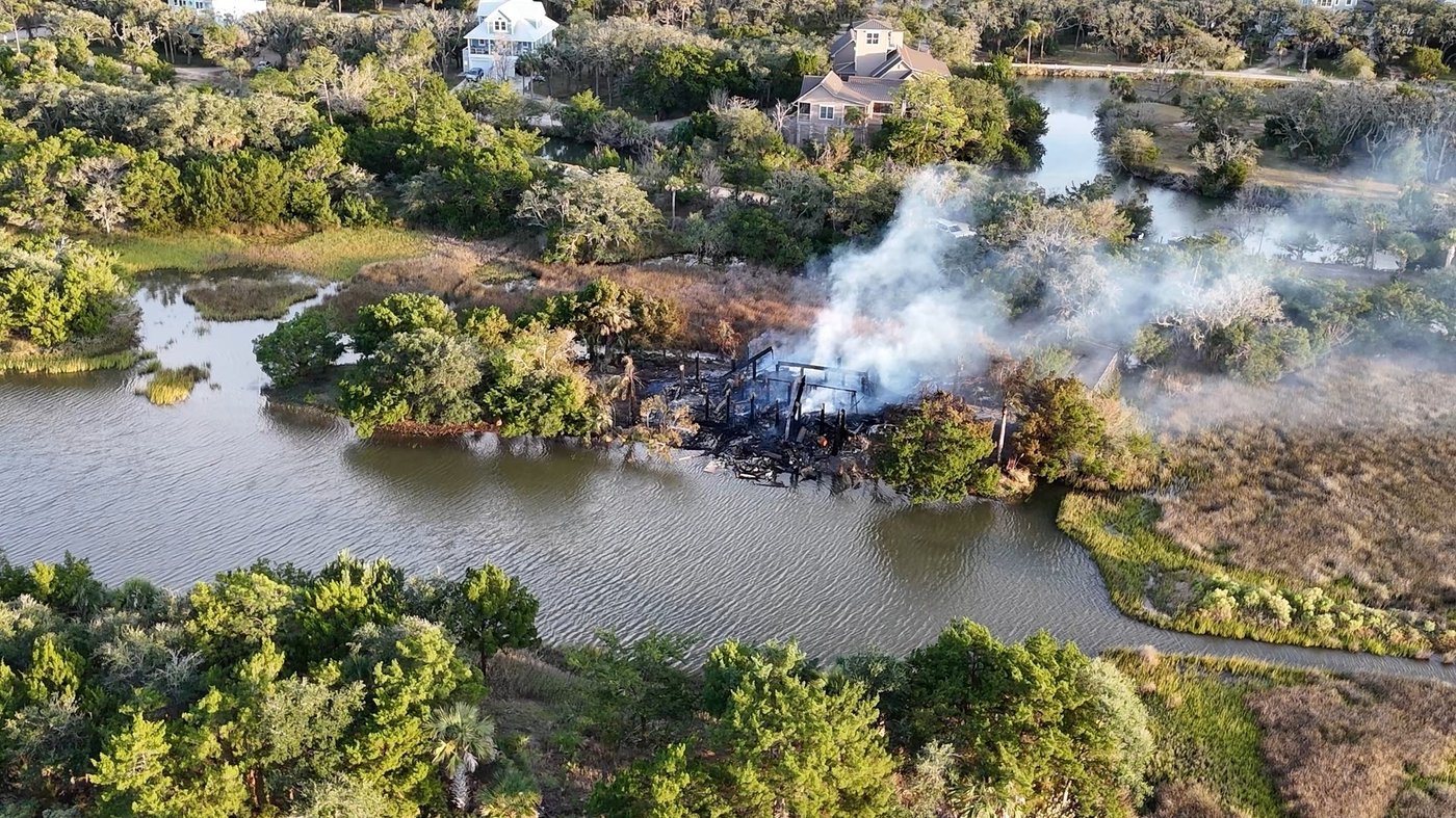 Agents investigate cause of fire that destroyed judge's home on South Carolina island | iNFOnews.ca