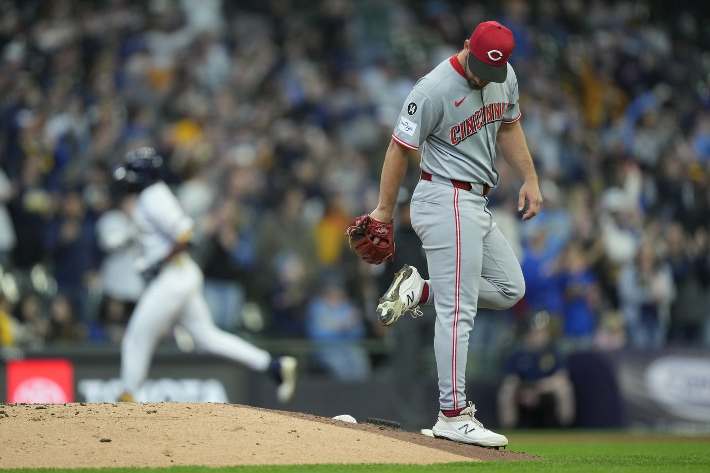 Reds place pitcher Sam Moll on the 15-day injured list due to left shoulder impingement | iNFOnews.ca Reds place pitcher Sam Moll on the 15-day injured list due to left shoulder impingement | iNFOnews.ca