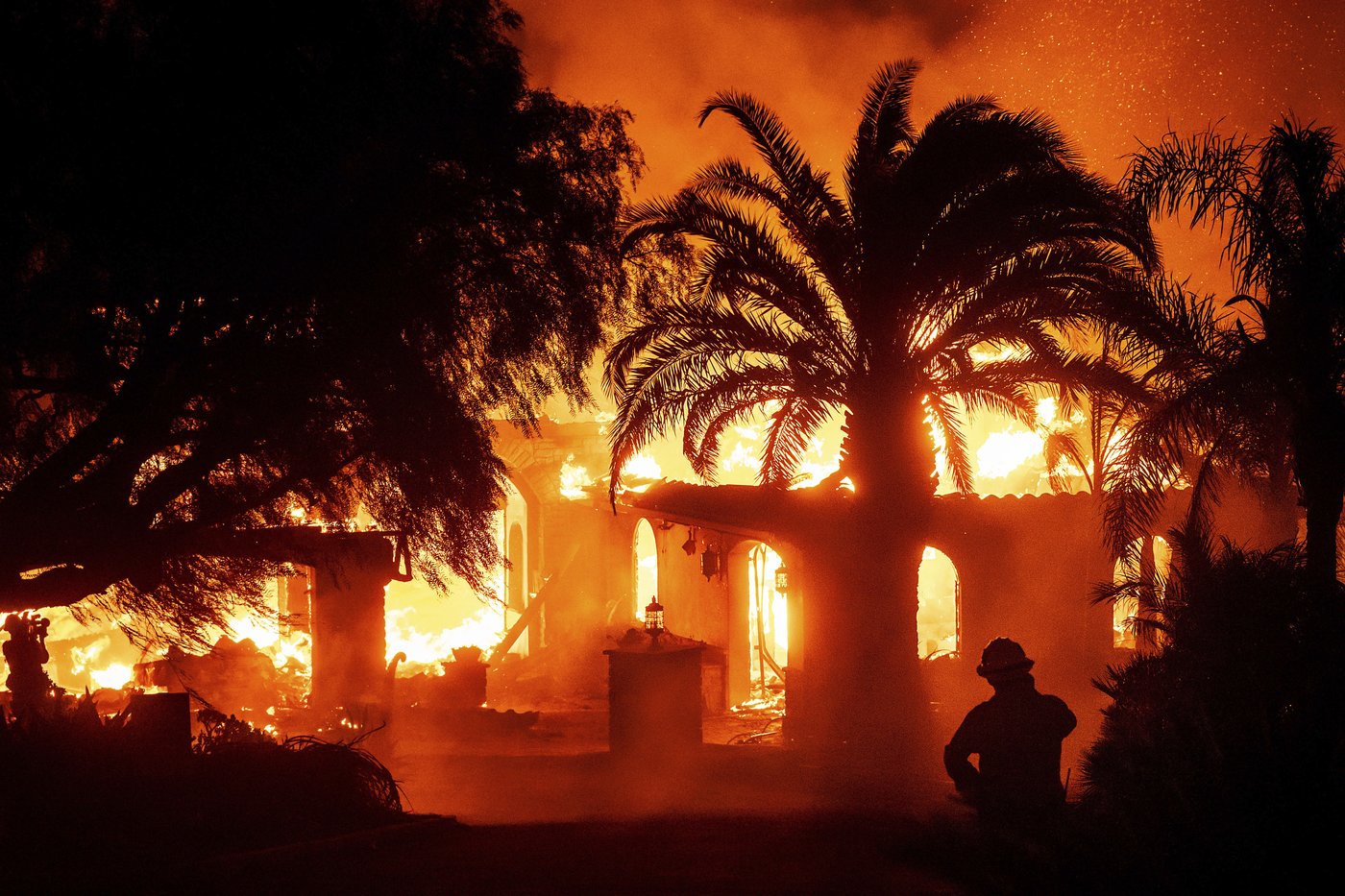 Wild winds fuel Southern California wildfire that has forced thousands to evacuate | iNFOnews.ca