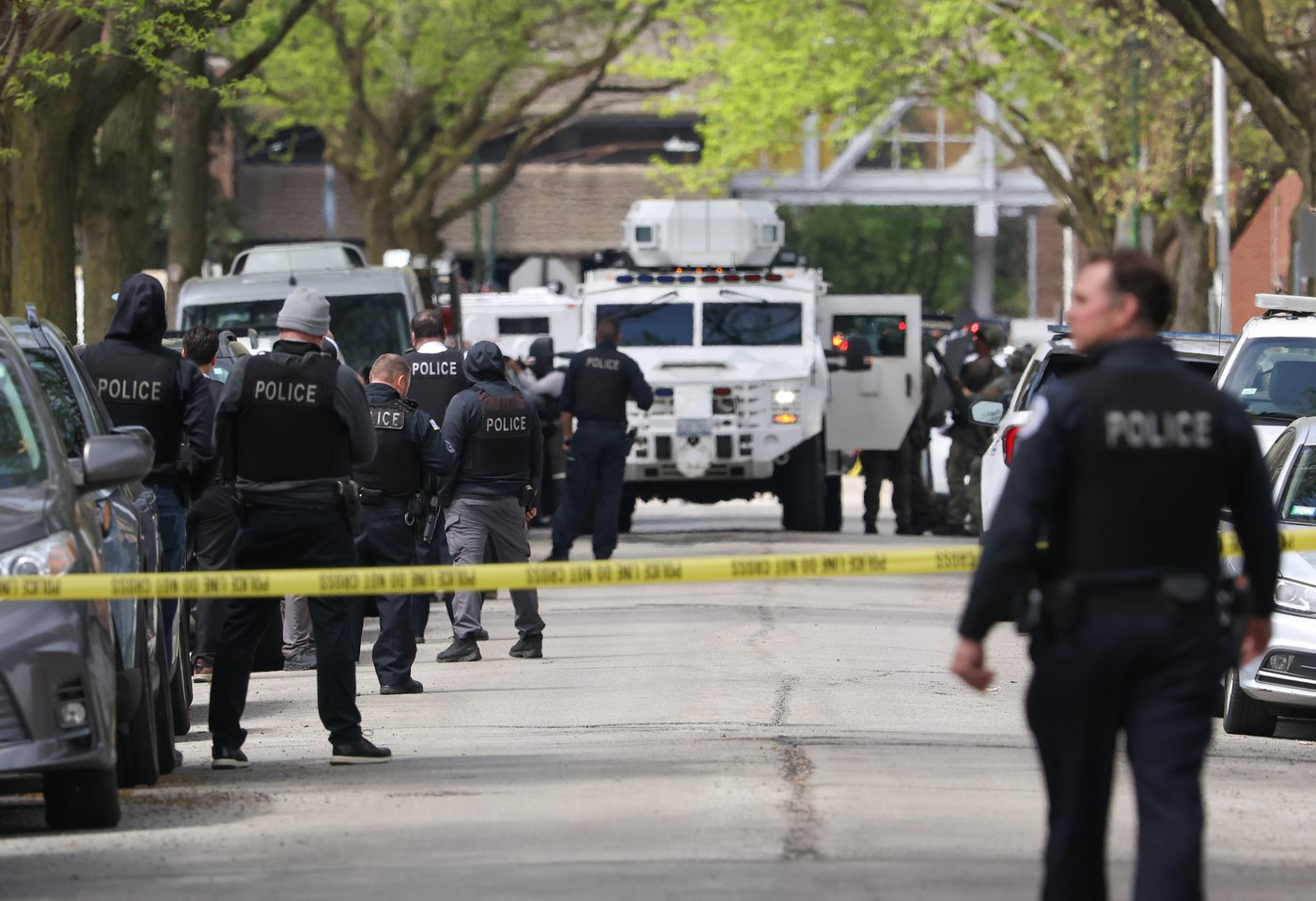 Suspect in shooting of 2 Chicago officers allegedly pulled handgun from under blanket at hospital | iNFOnews.ca