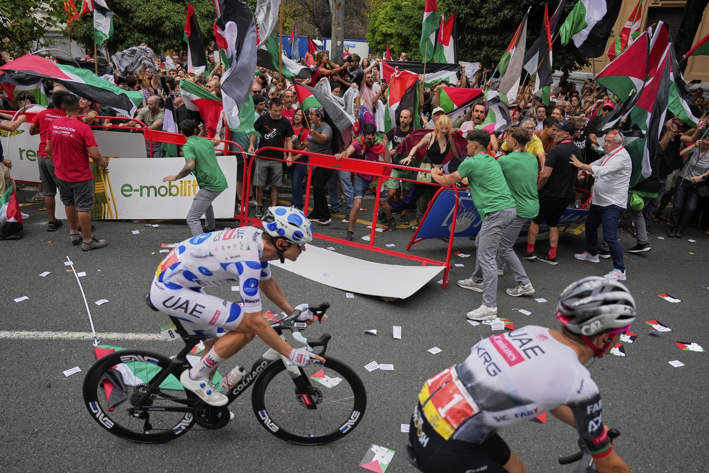 Spanish Vuelta stage cut short because of disruption by pro-Palestinian protesters near finish line | iNFOnews.ca