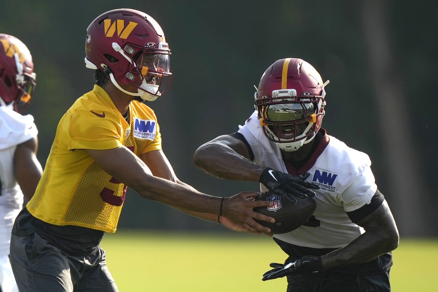 49ers bolster injury-hit backfield by acquiring Brian Robinson from Washington | iNFOnews.ca 49ers bolster injury-hit backfield by acquiring Brian Robinson from Washington | iNFOnews.ca