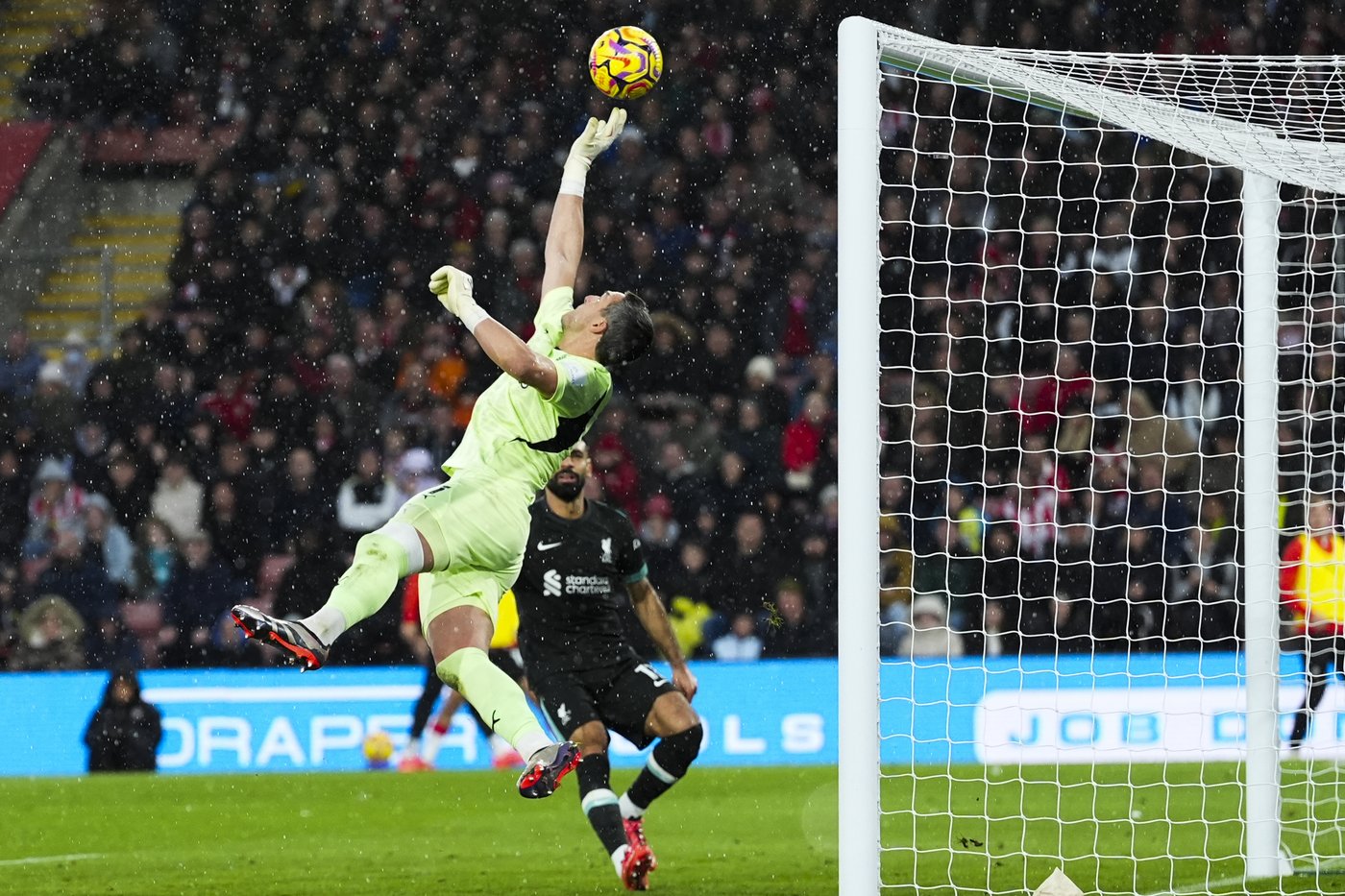 Salah double sends Liverpool 8 points clear in Premier League as United draws first game with Amorim | iNFOnews.ca