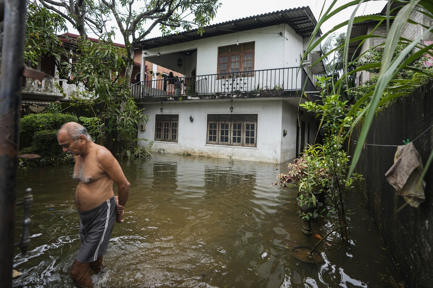 Sri Lanka closes schools as floods hammer the capital | iNFOnews.ca