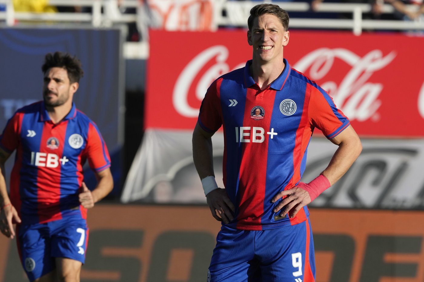 Argentina's San Lorenzo club pays tribute to Pope Francis during match | iNFOnews.ca Argentina's San Lorenzo club pays tribute to Pope Francis during match | iNFOnews.ca