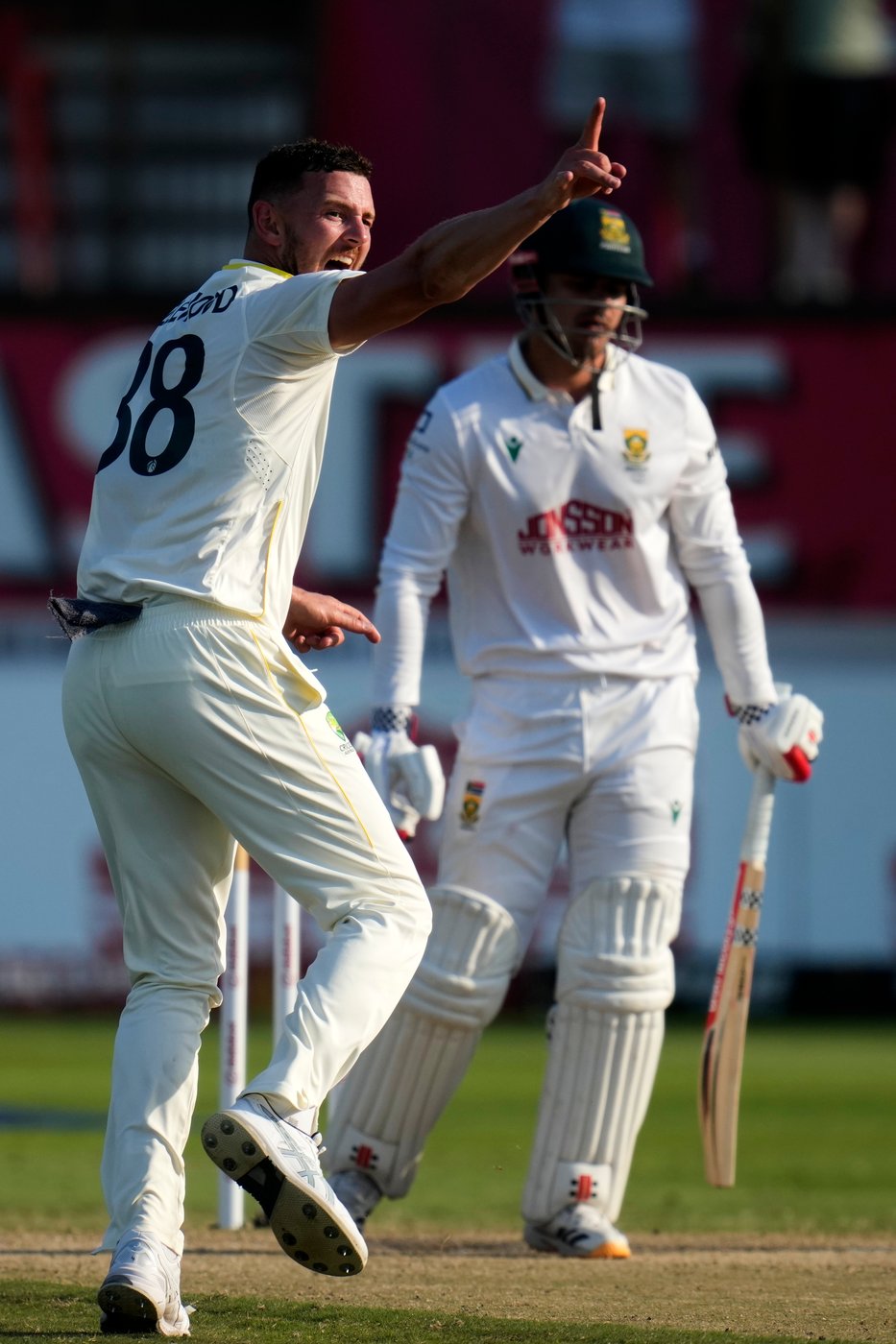 Australia sets 421-run target and South Africa struggling at 102-4 on Day 4 | iNFOnews.ca