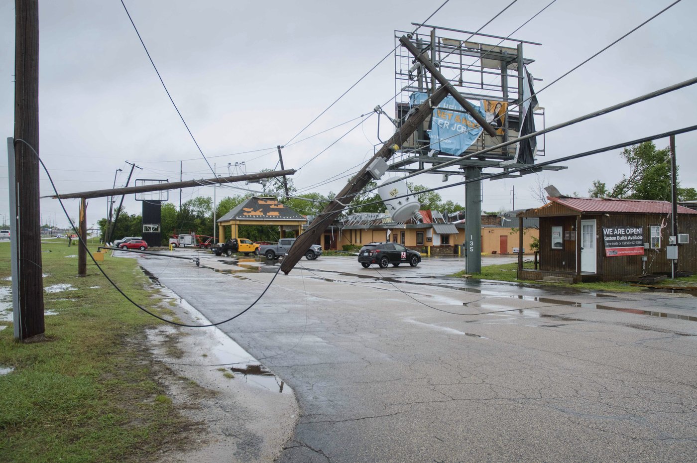 Tornado-producing storm deals deadly weather to Oklahoma and Texas | iNFOnews.ca Tornado-producing storm deals deadly weather to Oklahoma and Texas | iNFOnews.ca