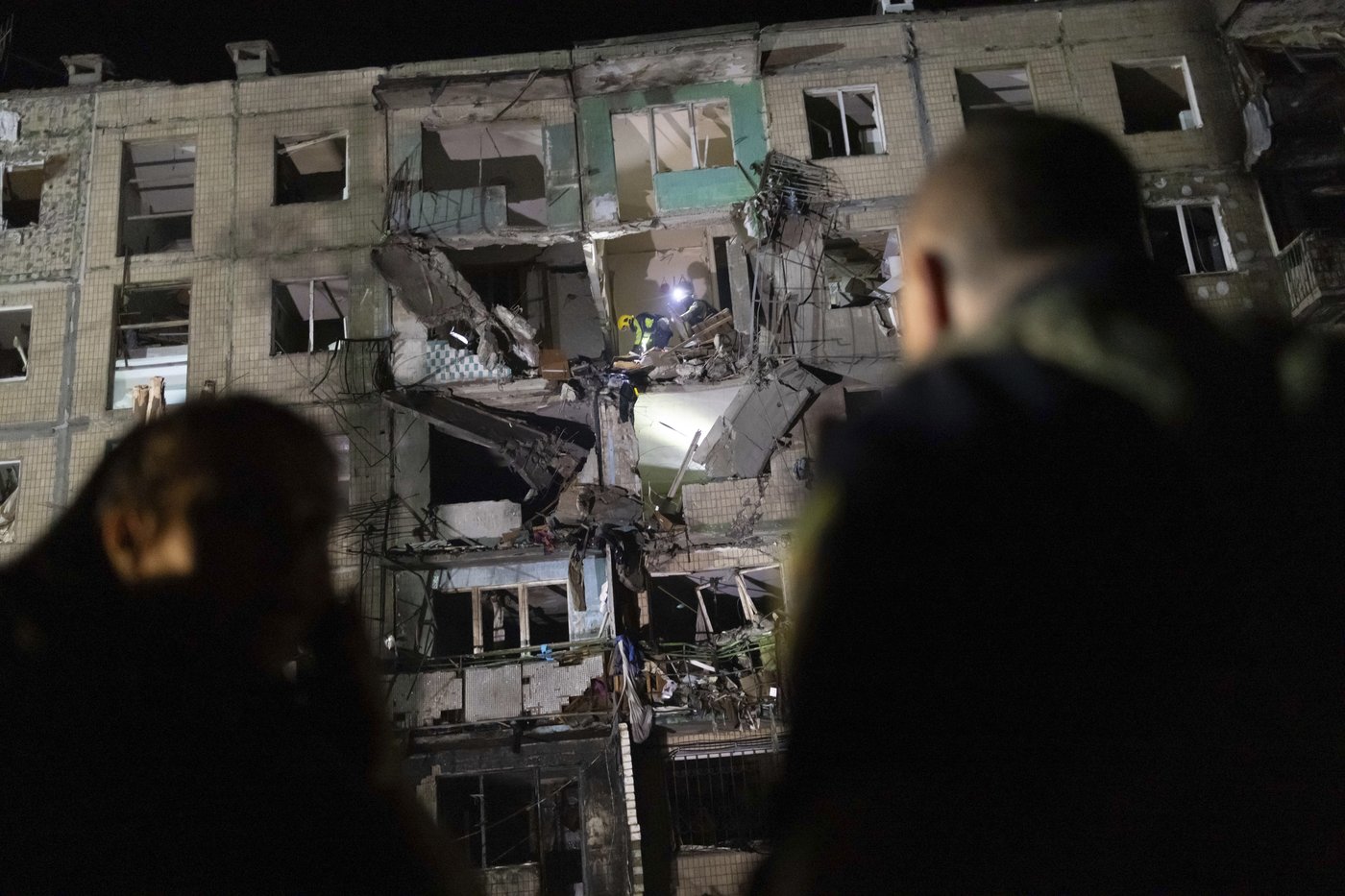 12 injured after a Russian glide bomb smashes into a Ukrainian apartment building | iNFOnews.ca 12 injured after a Russian glide bomb smashes into a Ukrainian apartment building | iNFOnews.ca