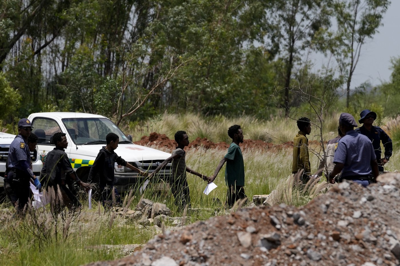 Dozens of survivors and dead pulled from abandoned South African mine as hundreds remain underground | iNFOnews.ca