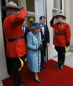 Baird greets Queen, appears as 'foreign affairs minister' on Canada House plaque | iNFOnews.ca