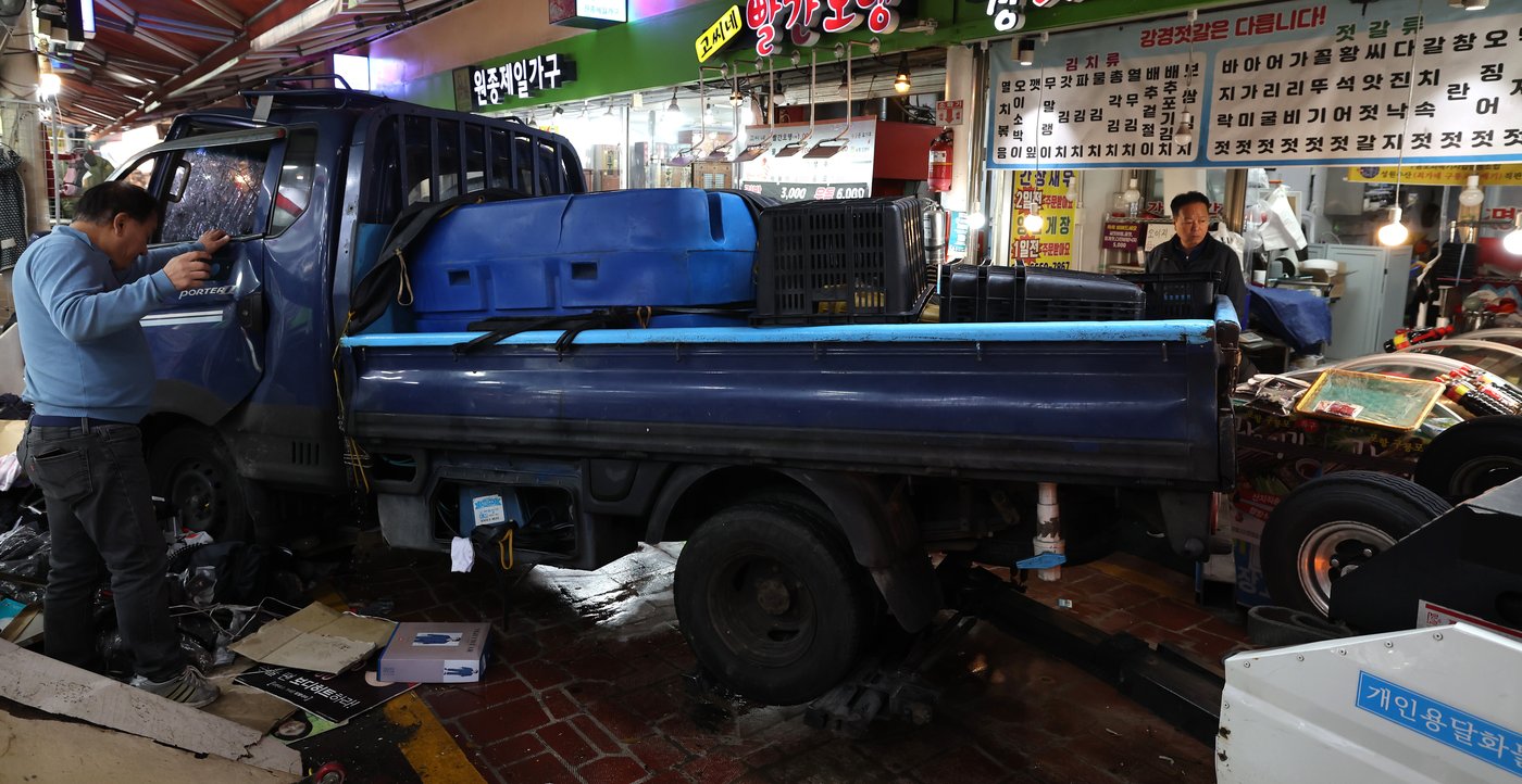 A truck hits pedestrians at a market in South Korea, killing 2 and injuring 18 | iNFOnews.ca