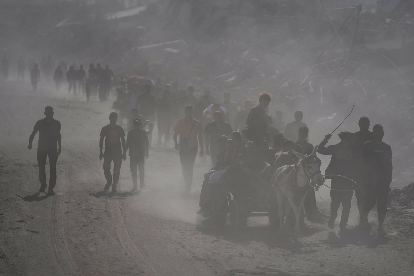 Some Palestinians pack up and move north toward their homes in Gaza after ceasefire goes into effect | iNFOnews.ca