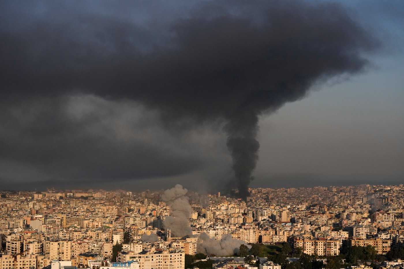 Photos show US-Israeli strikes and Iran's response | iNFOnews.ca