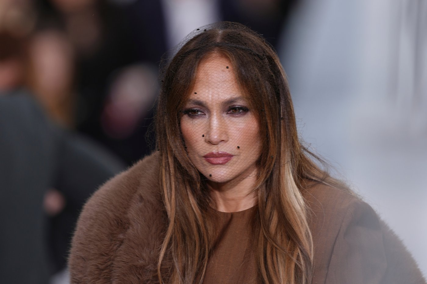 Jennifer Lopez in the rain, dolphins on T-shirts: Stella McCartney declares war on seafood in Paris | iNFOnews.ca Jennifer Lopez in the rain, dolphins on T-shirts: Stella McCartney declares war on seafood in Paris | iNFOnews.ca