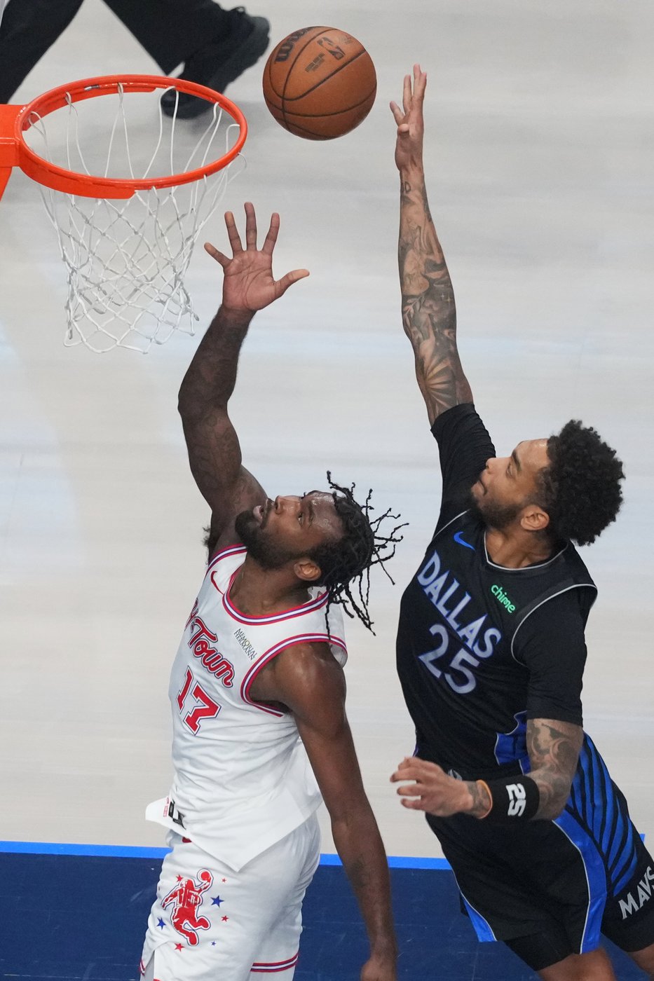 Davis' 26 points and Christie's 24 points lead Mavericks past Rockets 110-104 | iNFOnews.ca Davis' 26 points and Christie's 24 points lead Mavericks past Rockets 110-104 | iNFOnews.ca