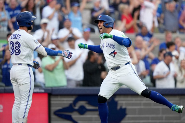 Blue Jays snap six-game losing skid with 2-1 win over struggling Mets | iNFOnews.ca