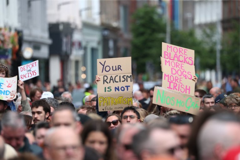 Thousands rally in Belfast to condemn anti-immigrant rioting that followed stabbing | iNFOnews.ca