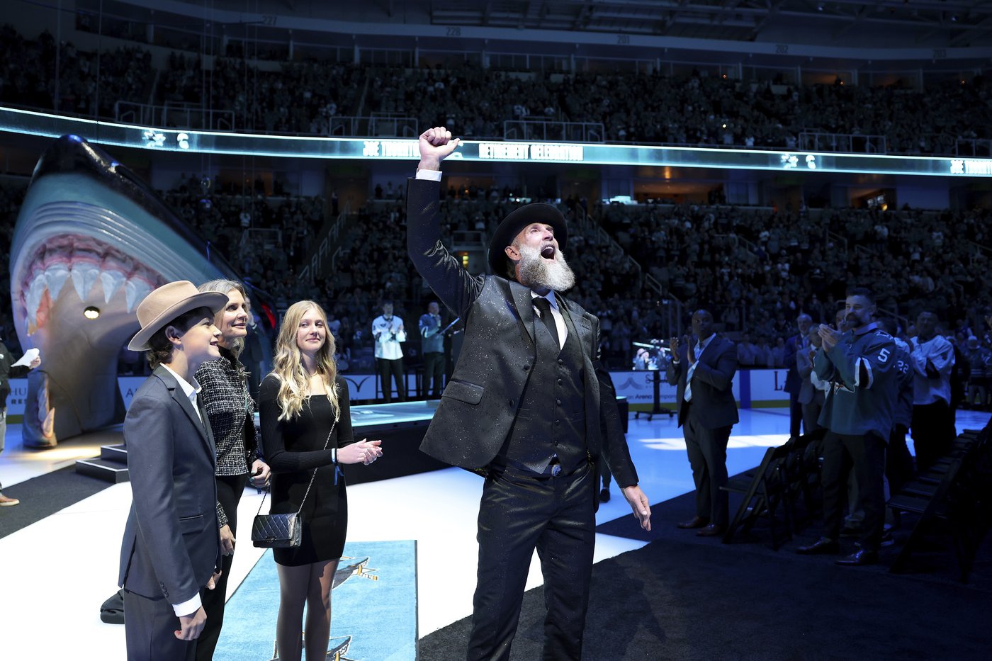 San Jose Sharks retire Joe Thornton's No. 19 jersey in emotional ceremony | iNFOnews.ca