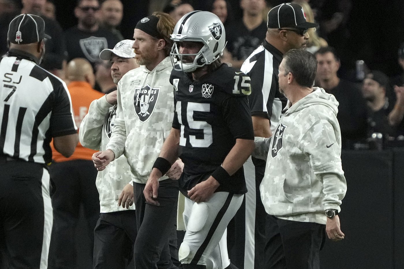 Raiders QB Gardner Minshew suffers potentially serious injury in loss to Broncos | iNFOnews.ca Raiders QB Gardner Minshew suffers potentially serious injury in loss to Broncos | iNFOnews.ca