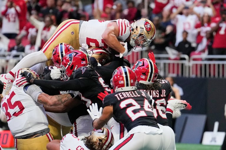 49ers star McCaffrey sustains hip injury, but returns to field against Falcons | iNFOnews.ca