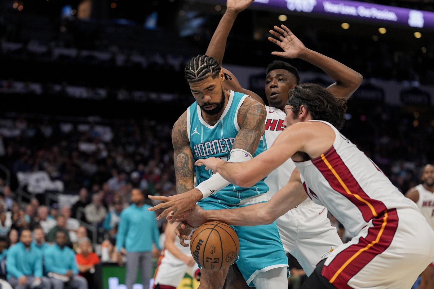 Jimmy Butler's scores 13 of 26 points in fourth quarter as Heat hold off pesky Hornets 114-106 | iNFOnews.ca