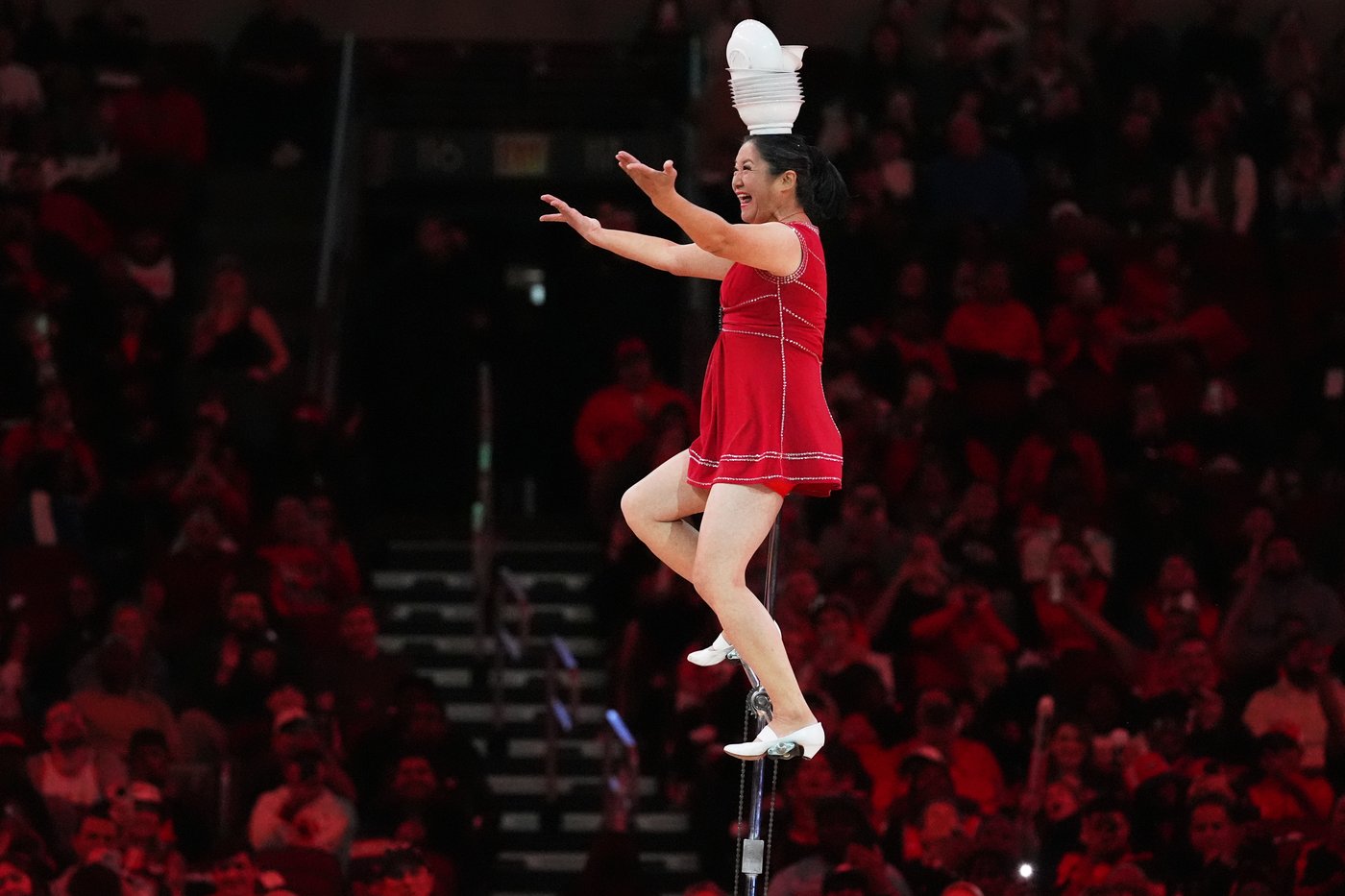 Popular performer Red Panda makes NBA return, roughly 4 months after breaking wrist in fall | iNFOnews.ca