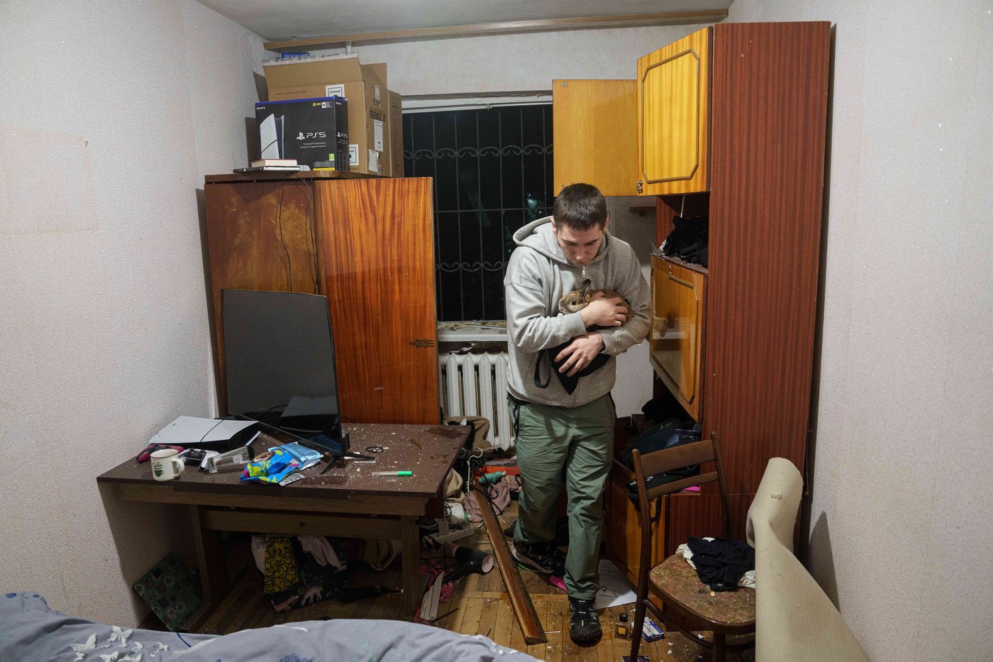Photos show damage after Russian strike in Kyiv, Ukraine, as residents take shelter | iNwheels
