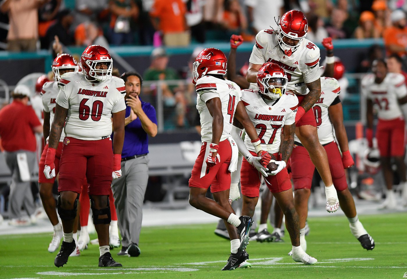 Louisville intercepts 4 of Beck's passes, tops No. 2 Miami 24-21 to end Hurricanes' home streak | iNFOnews.ca Louisville intercepts 4 of Beck's passes, tops No. 2 Miami 24-21 to end Hurricanes' home streak | iNFOnews.ca