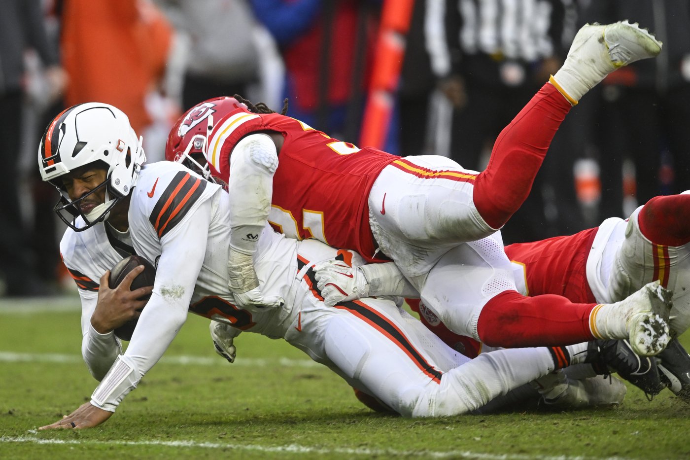 Mahomes throws 2 TD passes, leaves with ankle injury in Chiefs' 21-7 win. X-rays negative on star QB | iNFOnews.ca