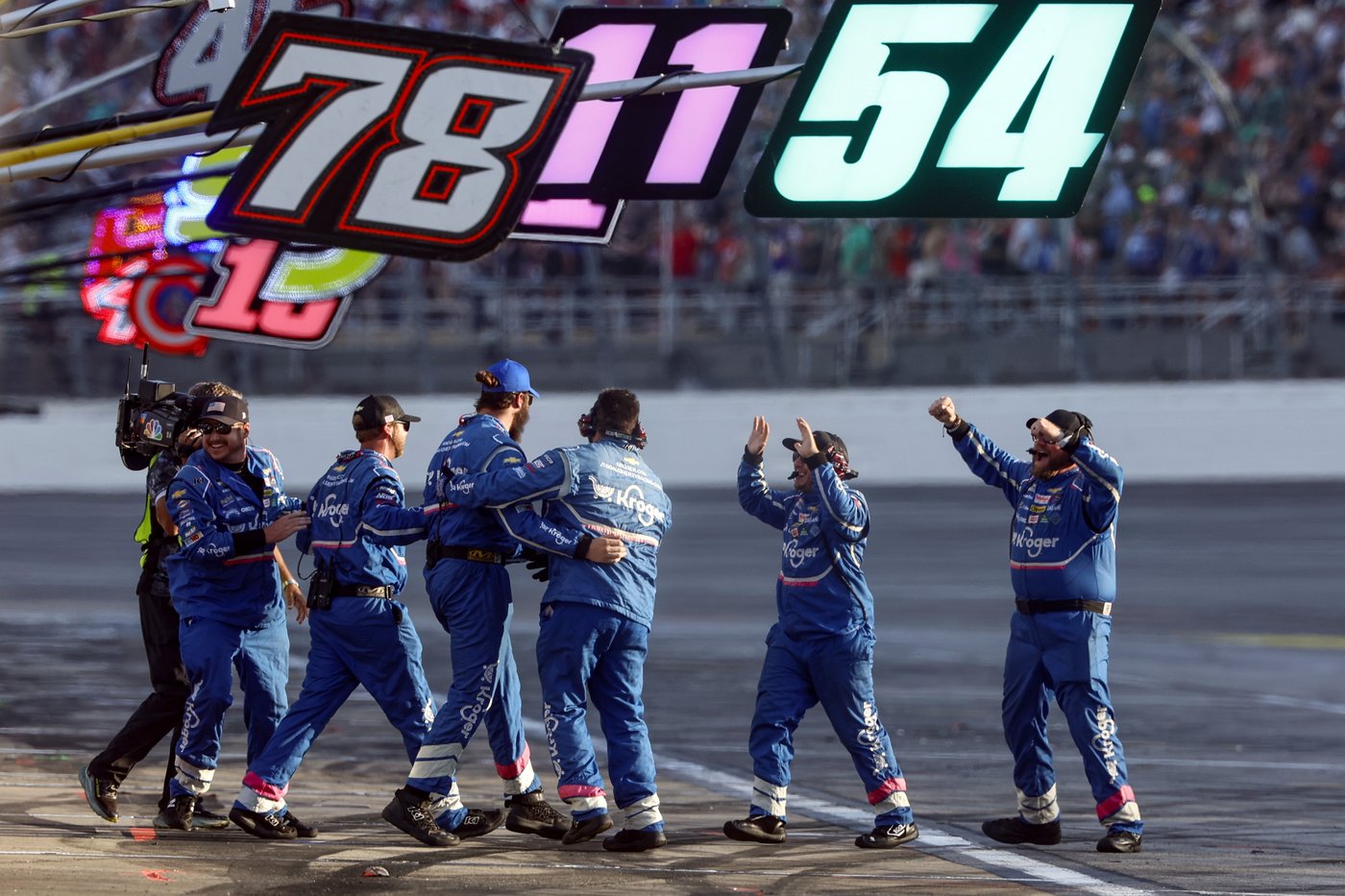 Stenhouse snaps 65-race losing streak after late crash at Talladega scrambles playoff picture | iNFOnews.ca Stenhouse snaps 65-race losing streak after late crash at Talladega scrambles playoff picture | iNFOnews.ca