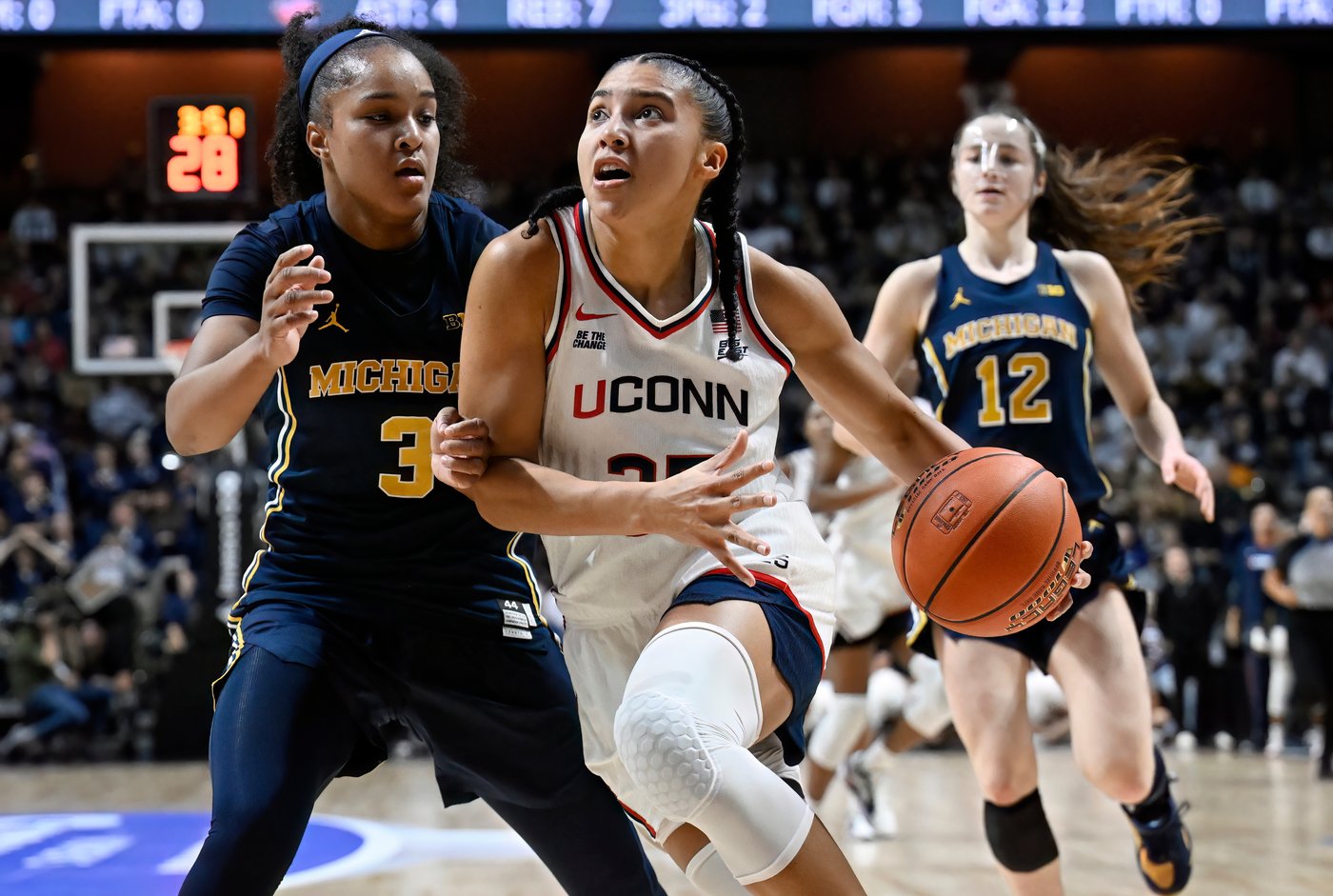 Azzi Fudd scores 31 points to help No. 1 UConn top No. 6 Michigan 72-69 | iNFOnews.ca Azzi Fudd scores 31 points to help No. 1 UConn top No. 6 Michigan 72-69 | iNFOnews.ca