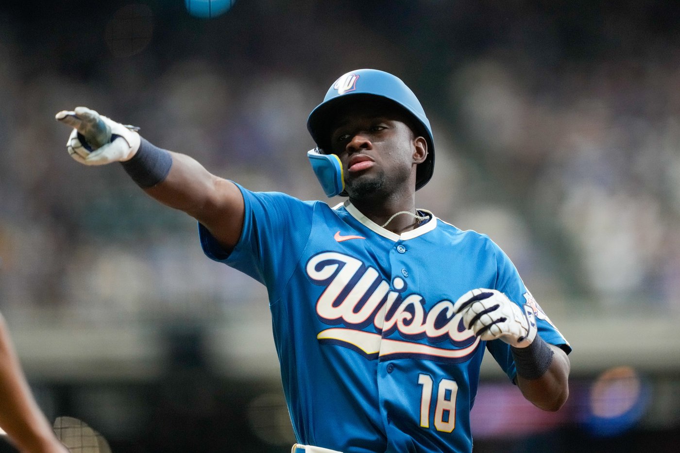 Garrett Mitchell's walk-off single in 10th lifts Brewers to 2-1 win over Marlins | iNFOnews.ca