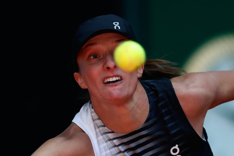 Swiatek withdraws from Madrid Open after falling ill in match | iNFOnews.ca