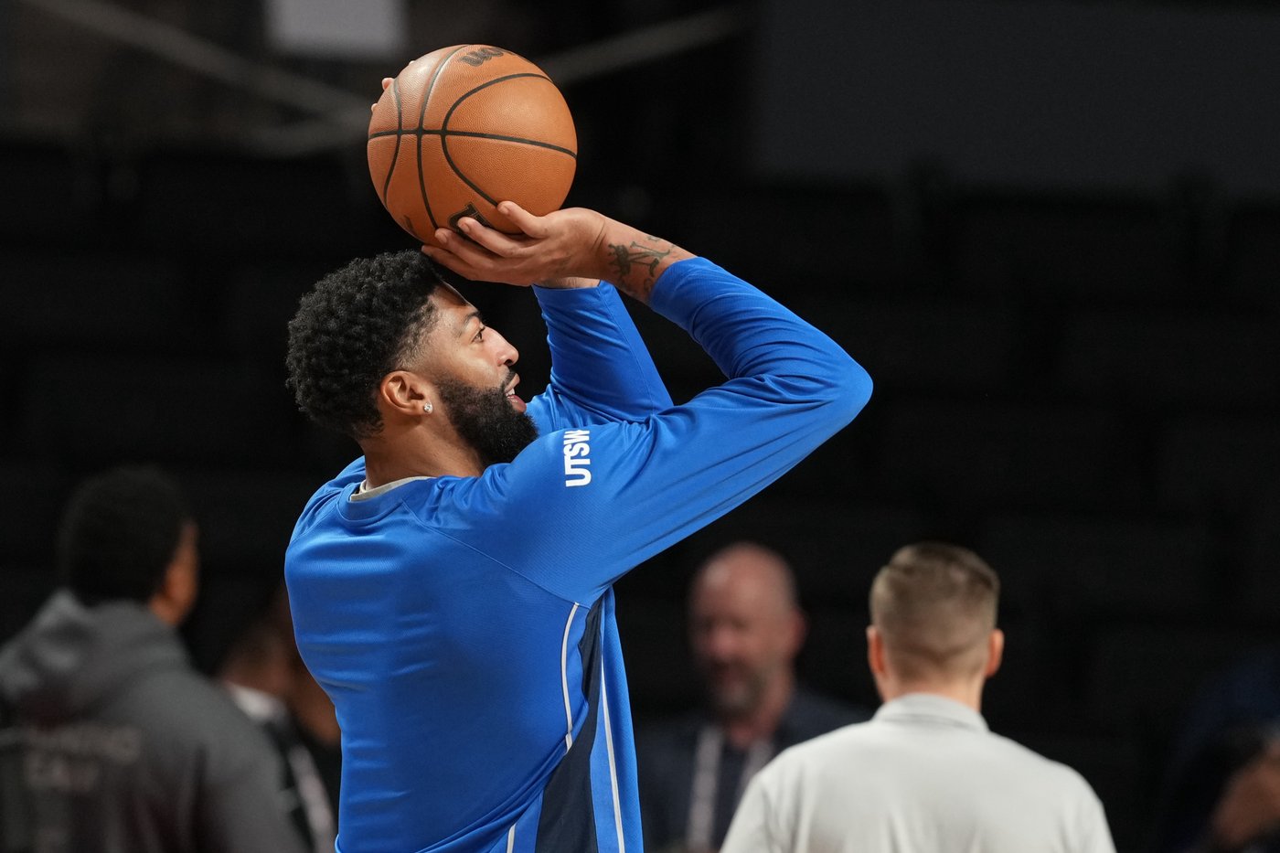Anthony Davis out for Mavericks' game in Mexico City with leg injury | iNFOnews.ca