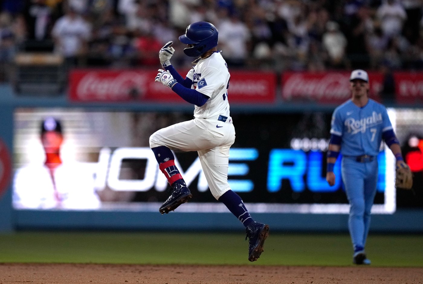 Homers from Ohtani and Betts power Dodgers to a 4-2 victory and a sweep of the Royals | iNFOnews.ca