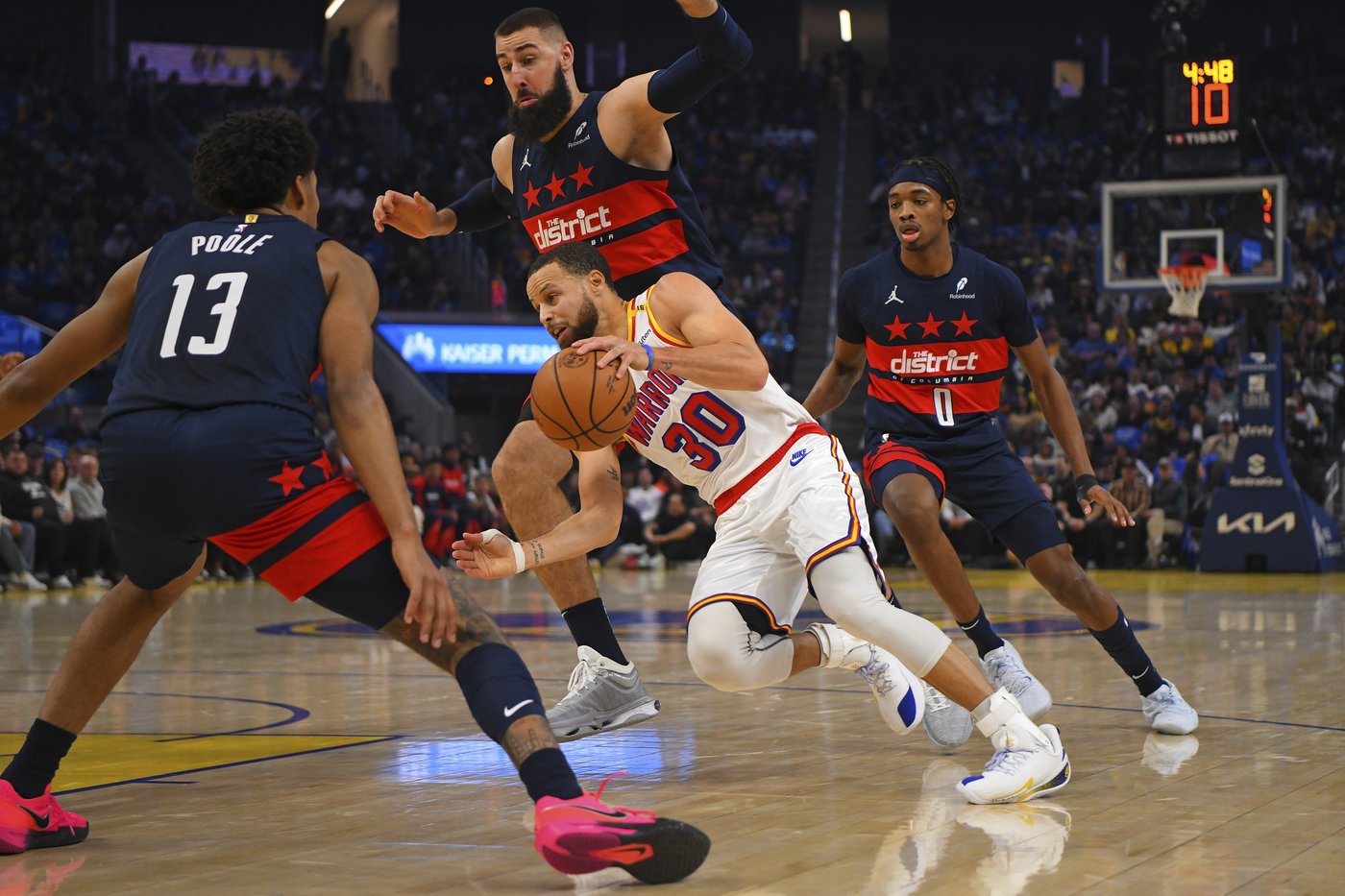 Stephen Curry scores 26 before leaving with ankle injury as Warriors beat Wizards 122-114 | iNFOnews.ca Stephen Curry scores 26 before leaving with ankle injury as Warriors beat Wizards 122-114 | iNFOnews.ca