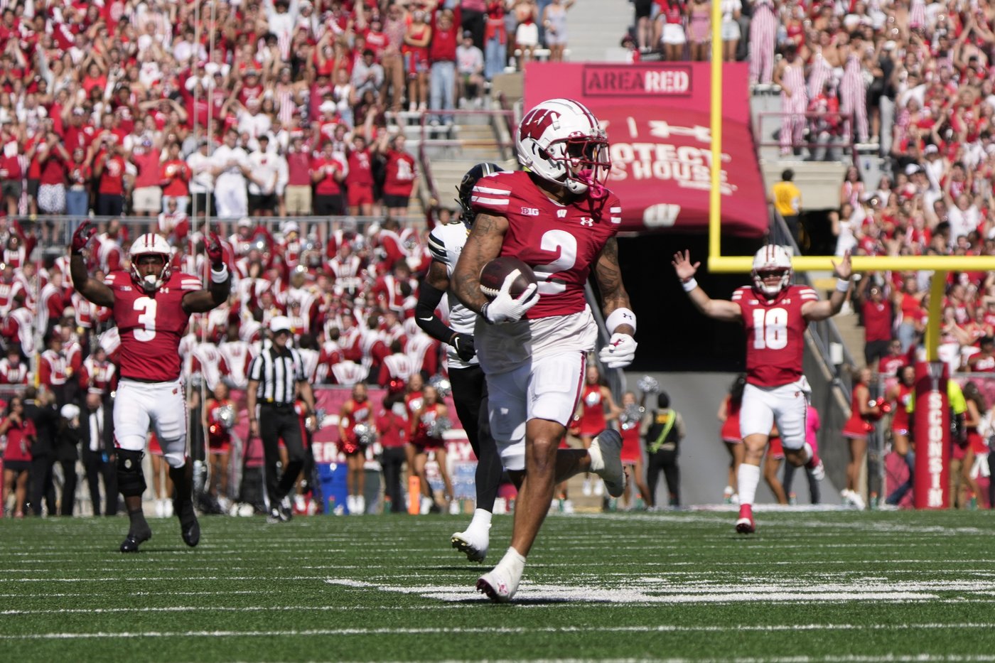 Locke throws for 359 yards and 3 TDs as Wisconsin steamrolls slumping Purdue 52-6 | iNFOnews.ca