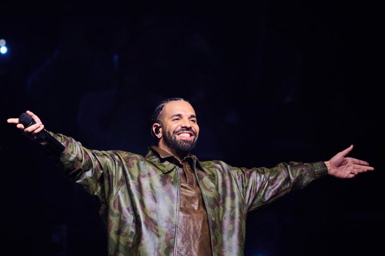 Toronto's CN Tower 'freezes' over as Drake rolls out new album 'Iceman' | iNFOnews.ca