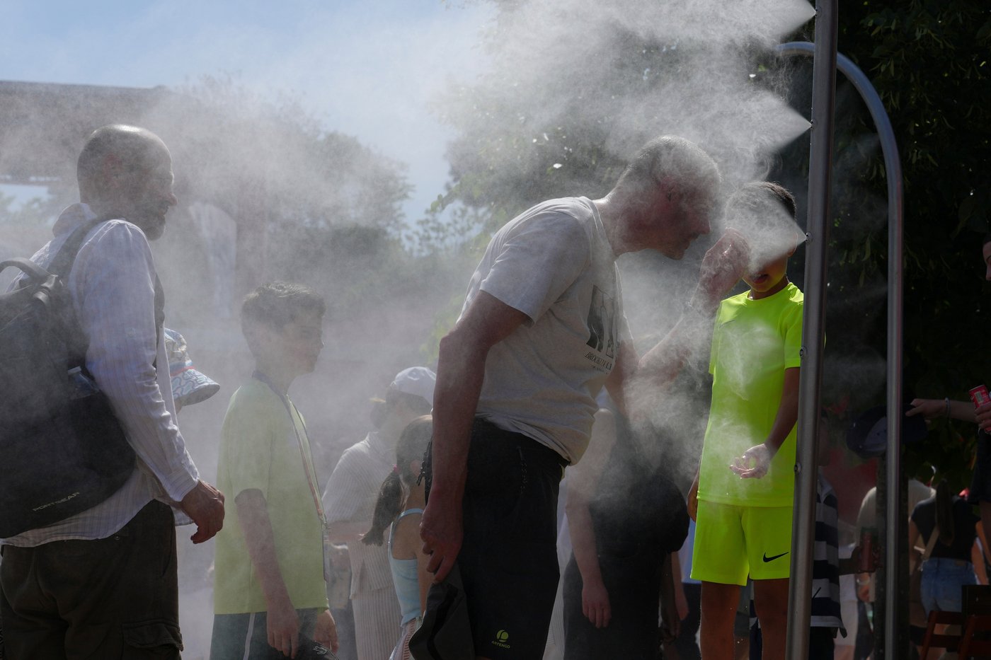 Heat wave at French Open impacts the clay courts and sends fans to sprinklers | iNFOnews.ca