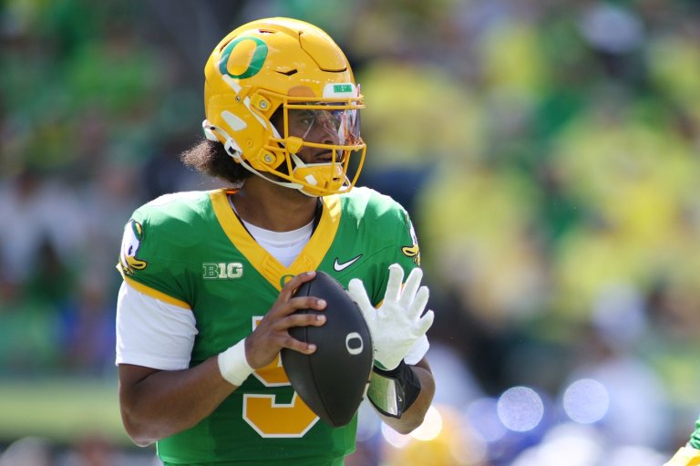 Moore throws for 3 TDs and No. 2 Oregon overcomes a slow start to beat Boise State 34-27 | iNFOnews.ca