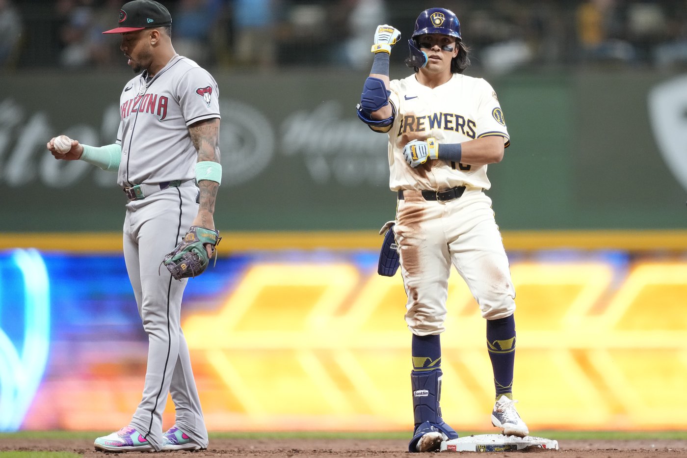 Isaac Collins' sacrifice fly lifts Brewers past Diamondbacks 9-8 after blowing 6-run lead | iNFOnews.ca Isaac Collins' sacrifice fly lifts Brewers past Diamondbacks 9-8 after blowing 6-run lead | iNFOnews.ca